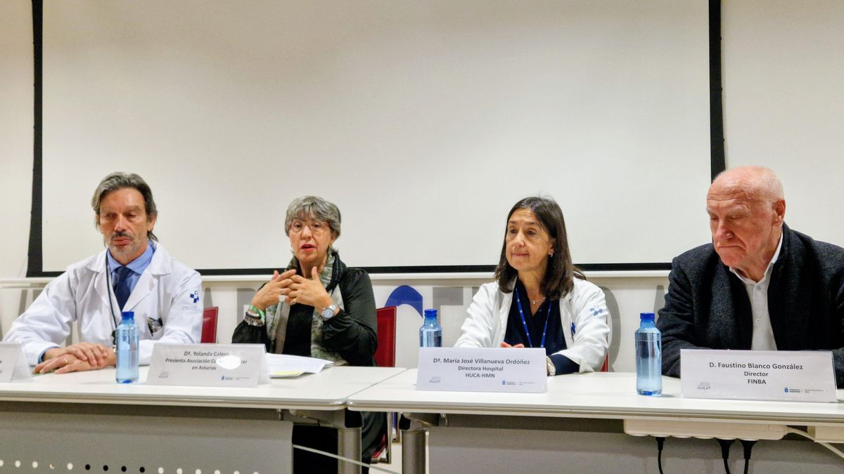 De izquierda a derecha, Emilio Esteban, jefe de servicio de oncología médica del HUCA; Yolanda Calero, presidenta de la Asociación Contra el Cáncer en Asturias, María José Villanueva, directora del HUCA, y Faustino Blanco, director de la Fundación para la Investigación y la Innovación Biosanitaria en Asturias (FINBA).