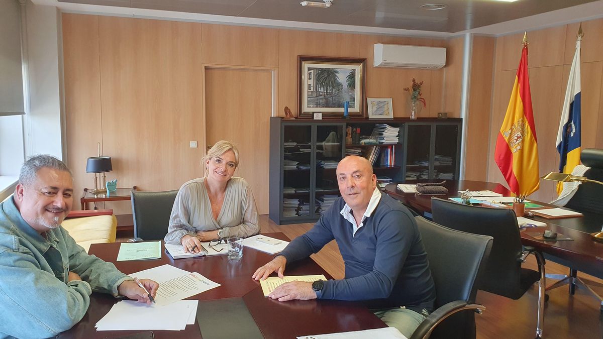 La consejera, reunida con representantes del sindicato Asamblea7islas.