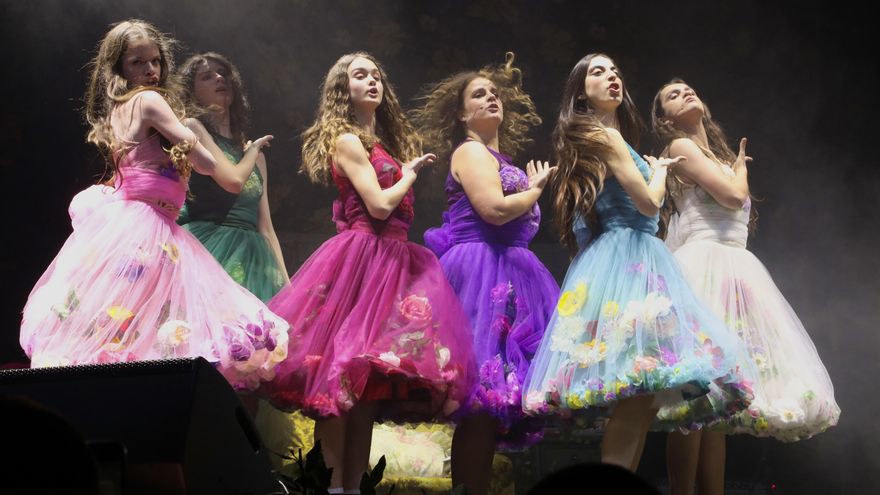 Stella Maris interpretando 'La Casa Huele a Gloria'