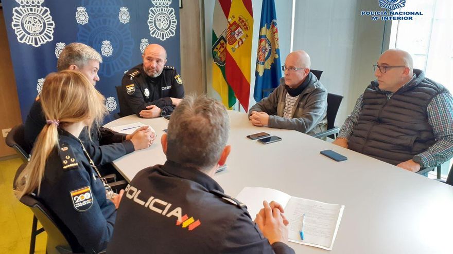 La Policía Nacional y la Asociación de taxistas abordan la mejora de la seguridad del sector