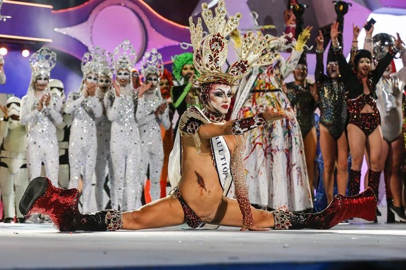 Drag Sethlas, con la fantasía '¡Mi cielo yo no hago milagros. Que sea lo que Dios quiera'. EFE/Elvira Urquijo