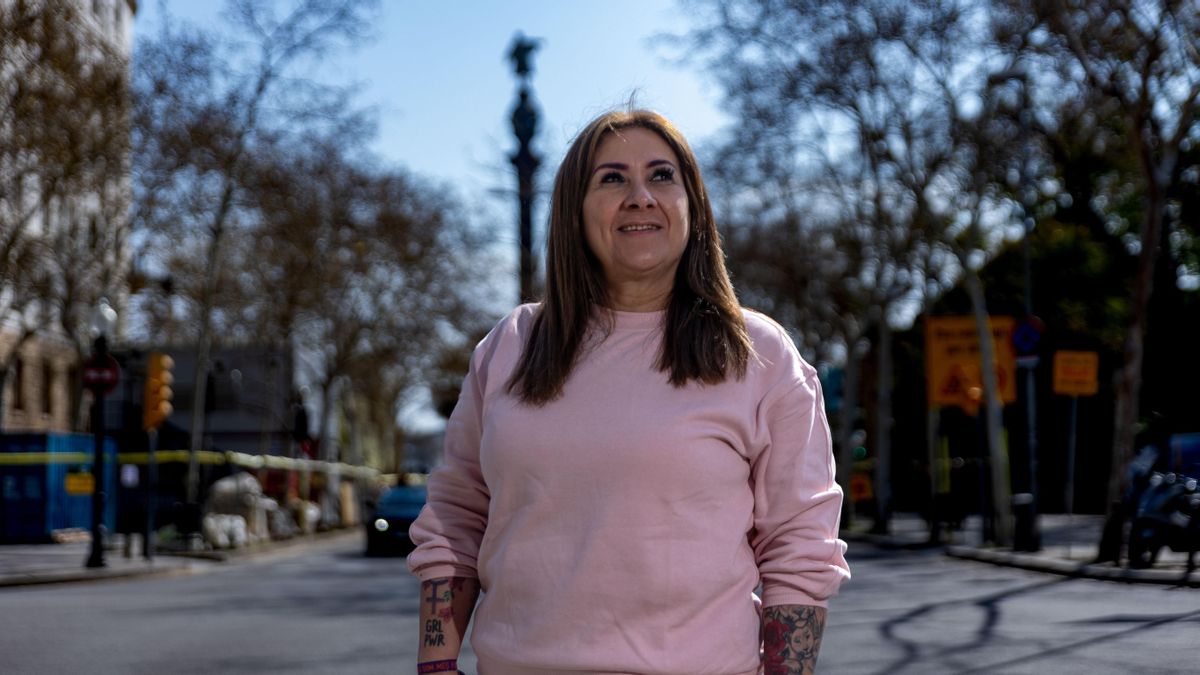 Karina posa ante la estatua de Colón, en Barcelona, la primera parada de Migrantour