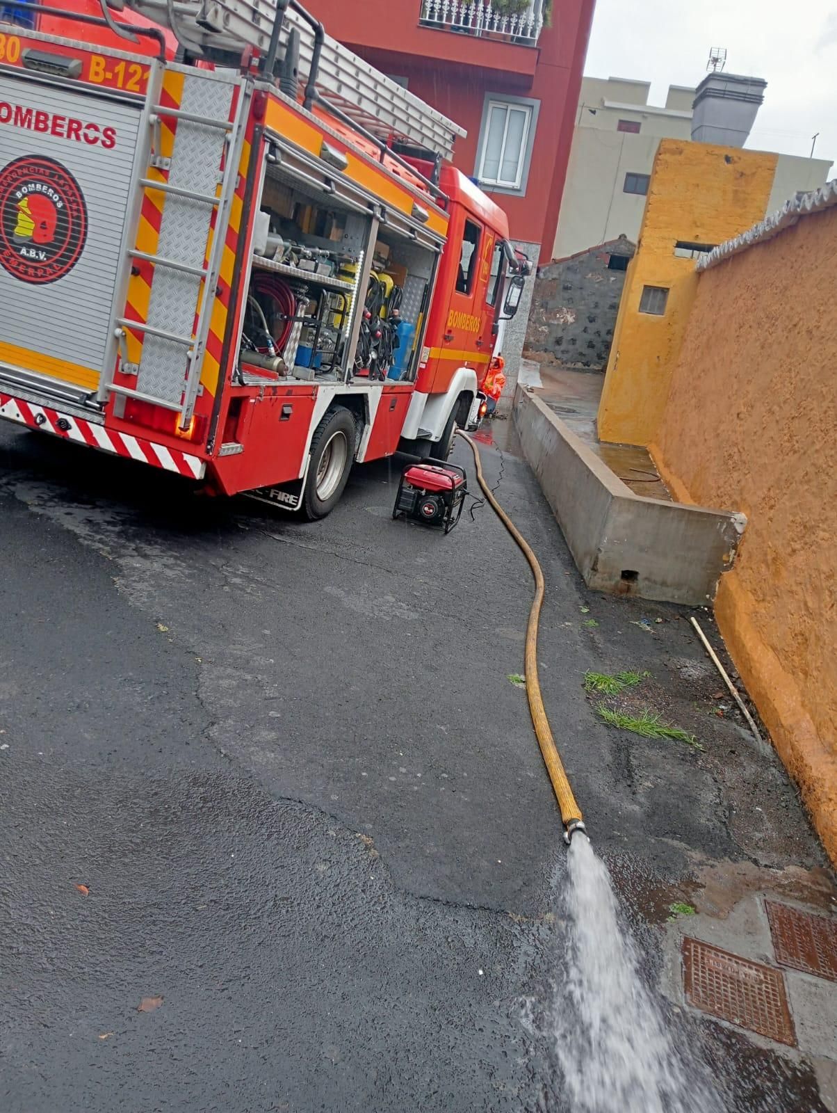 Bomberos La Palma durante la intervención por inundaciones en Los Llanos de Aridane por las lluvias.