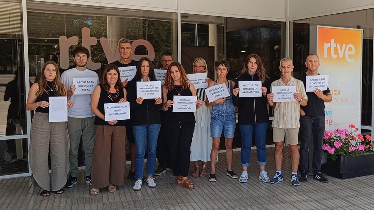 Profesionales de RTVE Galicia, en uno de los paros convocados