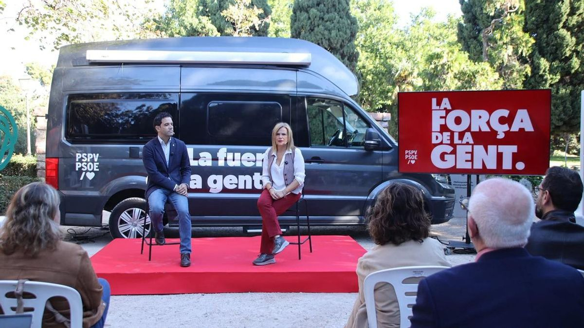 Pilar Bernabé arranca la campaña del PSOE en la 'Pilareta', una camper con guiños a Lorca