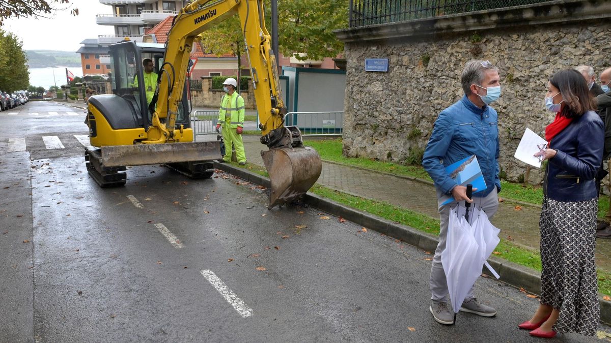La alcaldesa Gema Igual visita el inicio de las obras de renovación en el Sardinero
