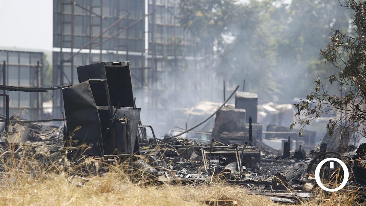 Los bomberos sofocan las llamas del poblado chabolista junto a la autovía 