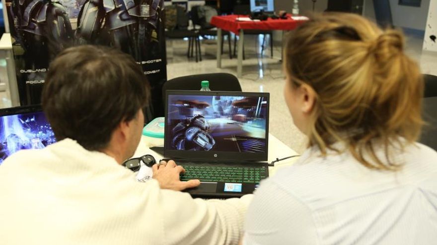 Jóvenes participan este martes en la tercera edición de Level UY, el principal evento dedicado a los videojuegos en Montevideo (Uruguay).