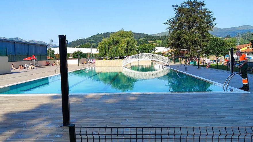 Los Corrales reabre la piscina municipal tras permanecer cerrada por la aparición de excrementos en el agua