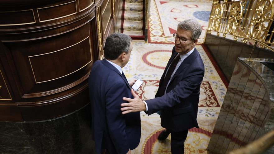 El líder del PP, Alberto Núñez Feijóo (d) , saluda al portavoz del PNV, Aitor Esteban, durante la sesión de control al Ejecutivo este miércoles en el Congreso.