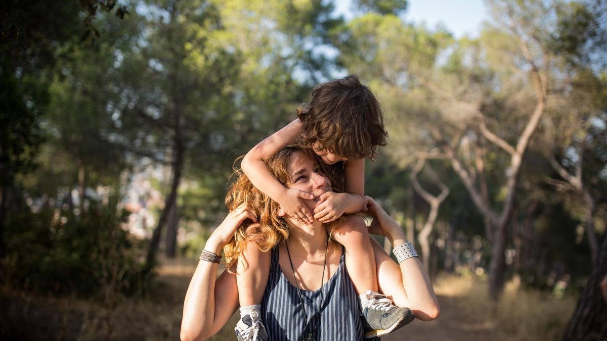 “Frases como ‘solo tienes 15 veranos con ellos, disfrútalos’ o ‘el tiempo pasa muy rápido, aprovéchalo’ no contemplan que esos veranos pueden estar atravesados por realidades muy diversas, y que no todo lo que ocurre en ellos es disfrutable de la misma manera”.