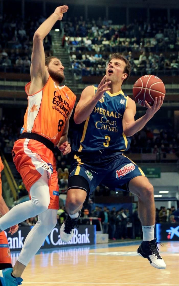 Partido de cuartos de final de la Copa del Rey entre el Valencia Basket y el Herbalife Gran Canaria en La Coruña. Efe.