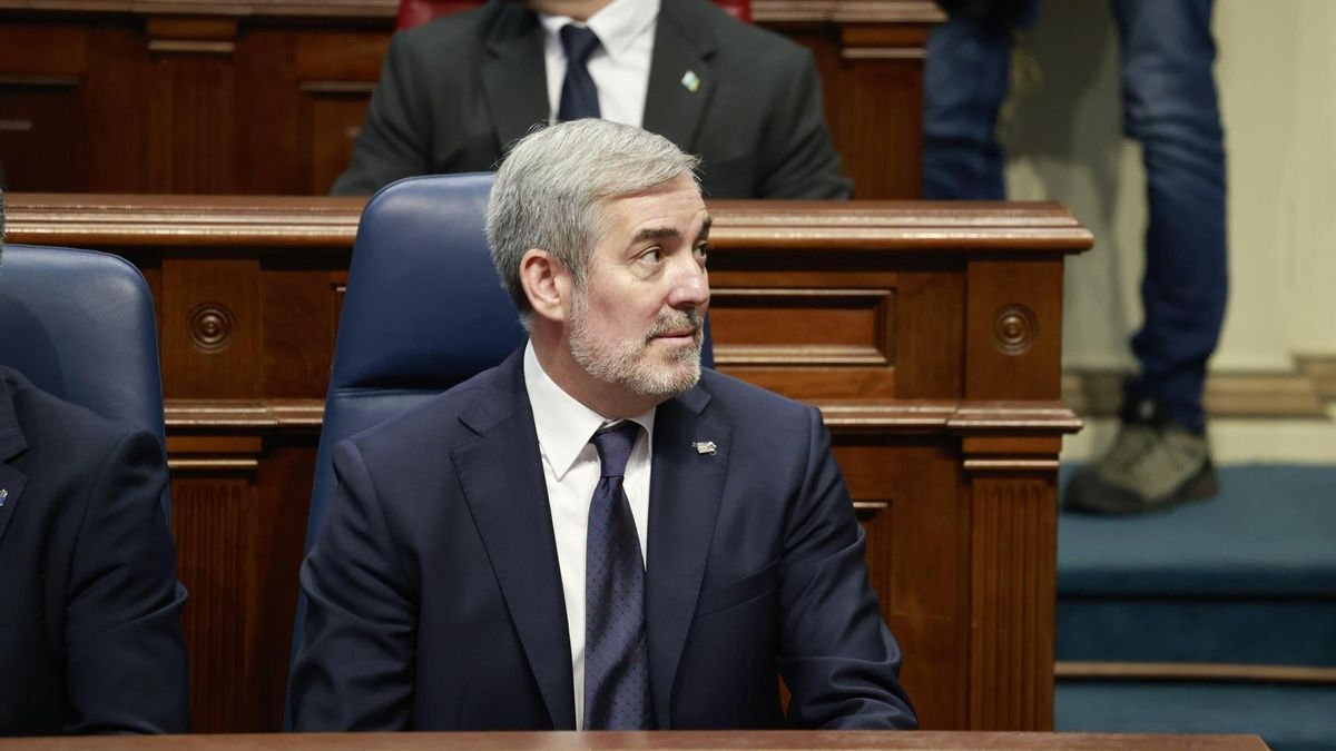 El presidente de Canarias, Fernando Clavijo, en el Parlamento regional.