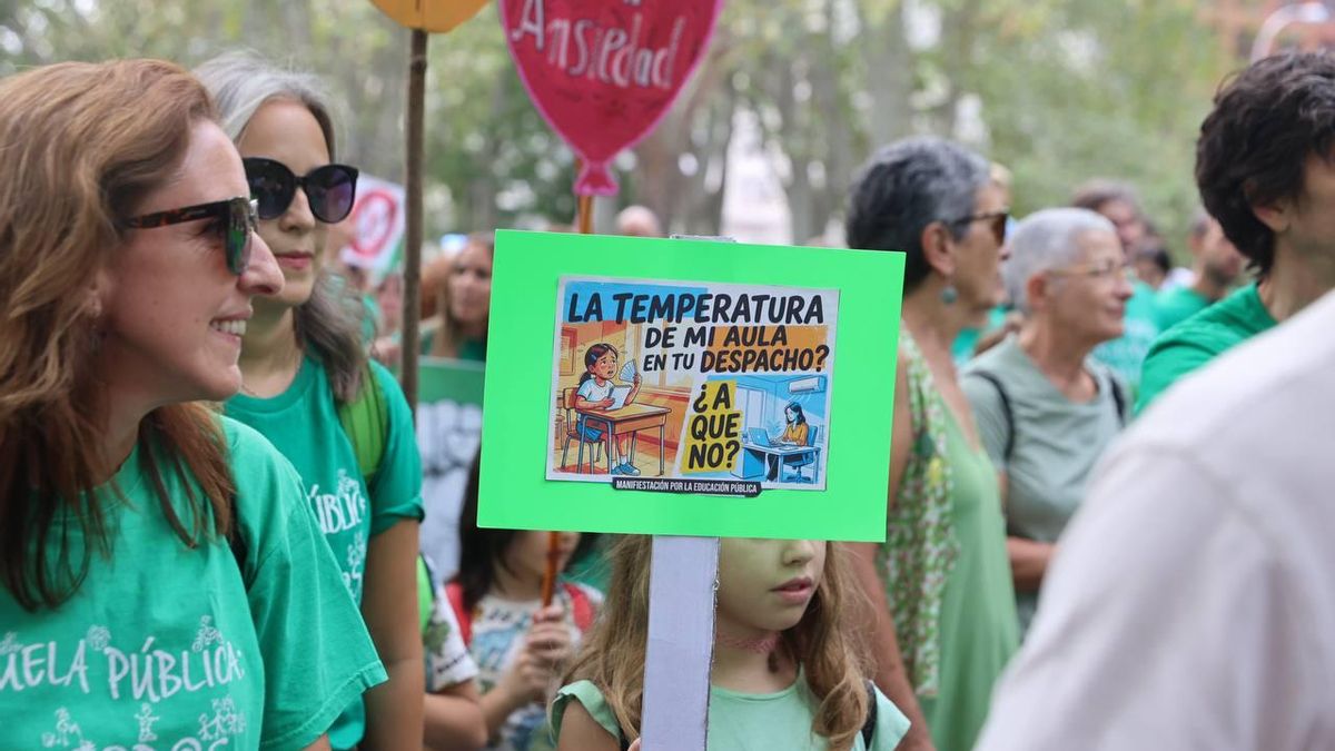 Una de la denuncias más sonadas en la educación pública durante el verano ha sido la falta de aire acondicionado en las clases, un problema que se agrava con temperaturas cada vez más altas: "¿La temperatura de mi aula en tu despacho? ¿A que no?"