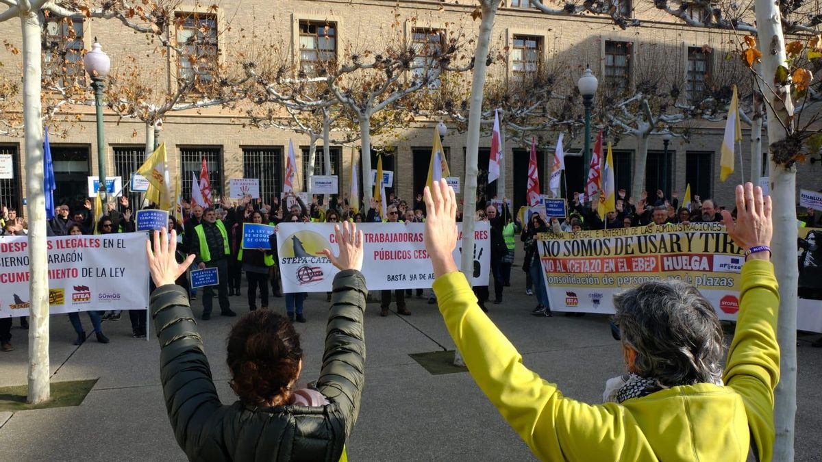 Concentración de personal interino convocada por STEPA ante la sede del Gobierno de Aragón en Zaragoza