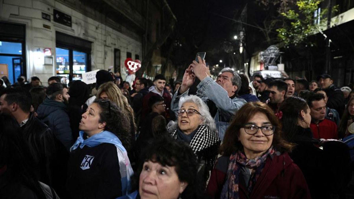 Manifestantes kirchneristas en la casa de Cristina, este domingo al caer la tarde.