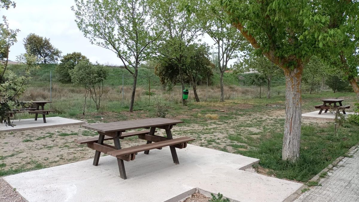 Mesas de "madera plástica" instaladas en un parque