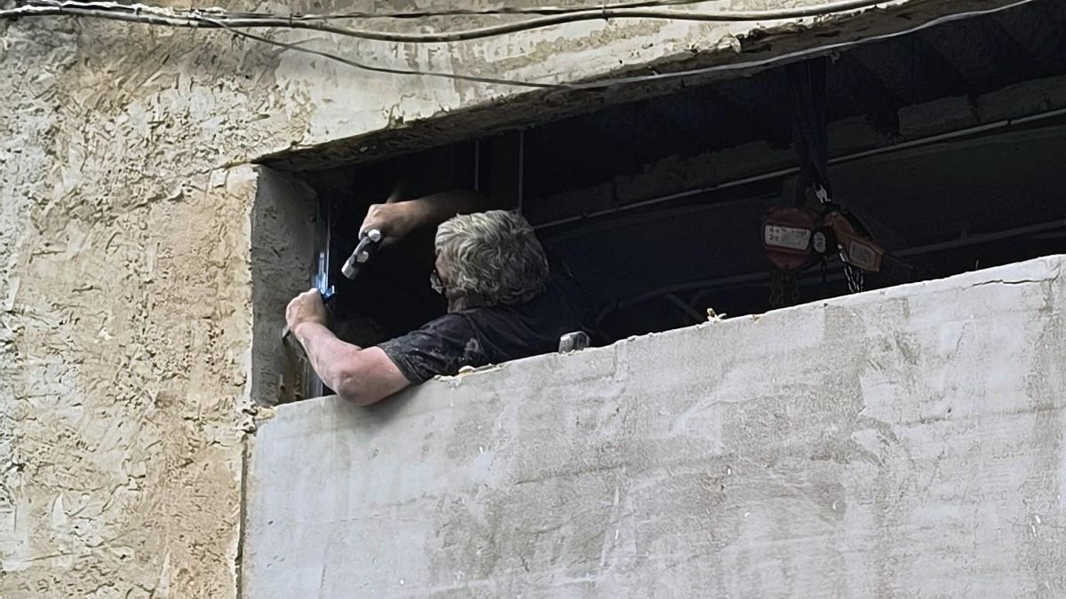 Un hombre trabajando.