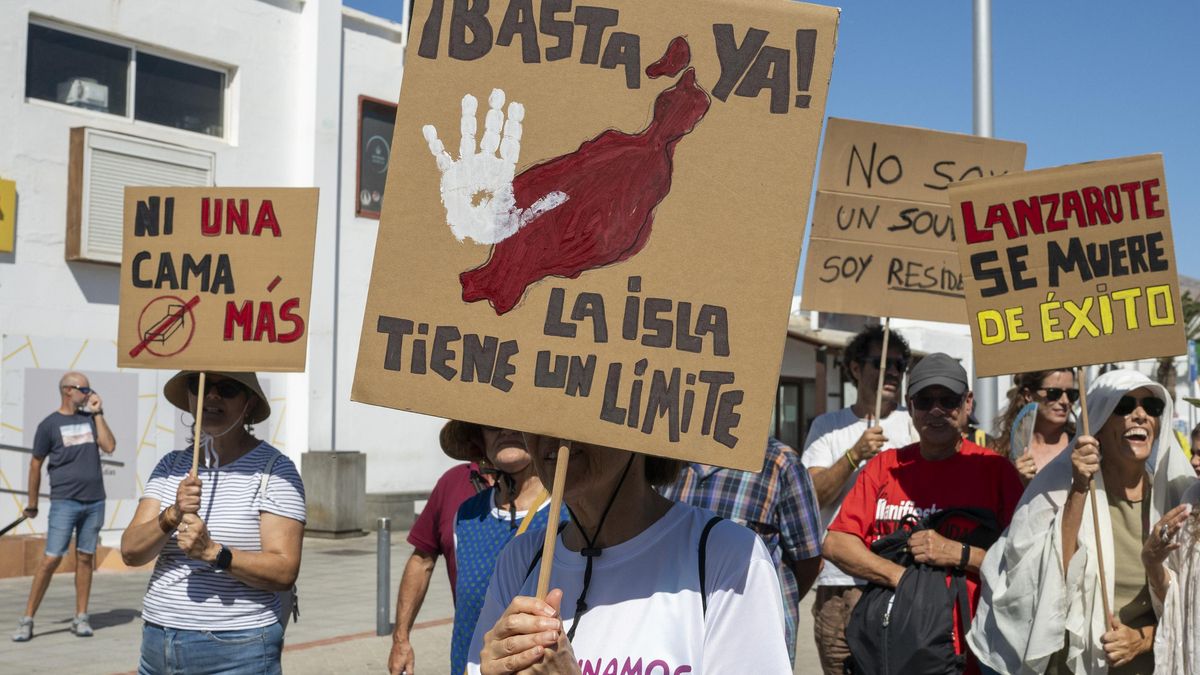 Manifestación en Lanzarote para protestar contra el modelo turístico de masas bajo el lema 'Canarias tiene un límite'