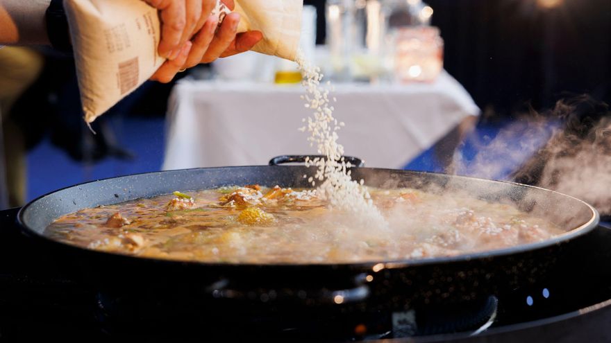 El momento en el que el cocinero Víctor Vidal echa el arroz a la paella.