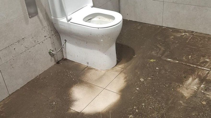Los baños del semisótano del centro llenos de barro por las inundaciones del pasado 6 de octubre