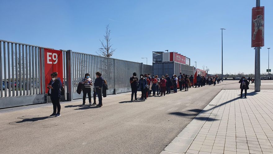 Largas colas de espera para la vacunación con AstraZeneca en el estadio Wanda Metropolitano de Madrid, el miércoles 24 de marzo de 2021.
