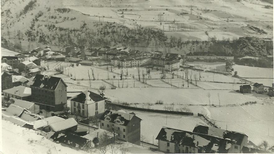 Villablino en los años 50, al fondo la Barriada de los Pérez Vega