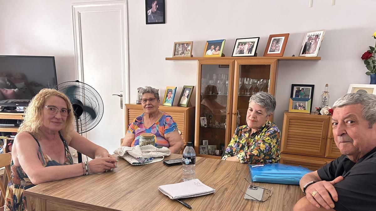 Adela, Maria José y Paco se reúnen habitualmente en el piso de Rosario para pasar el tiempo juntos.