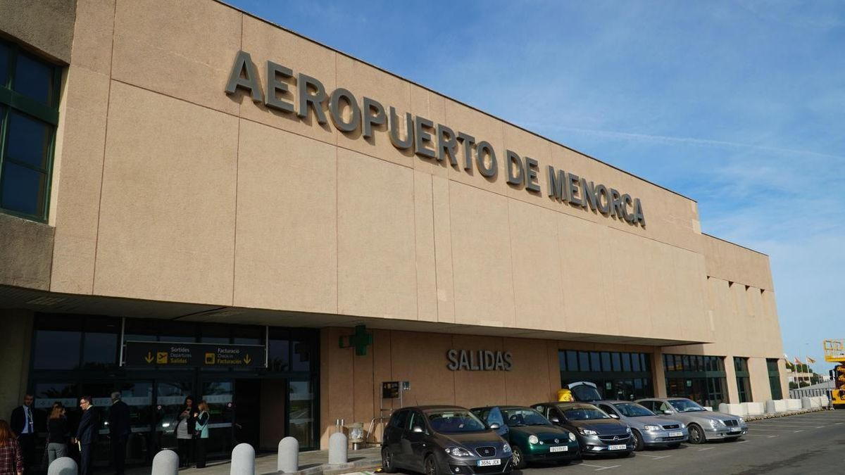 Un joven muere arrollado por un taxi mientras permanecía tumbado en la calzada junto al aeropuerto de Menorca