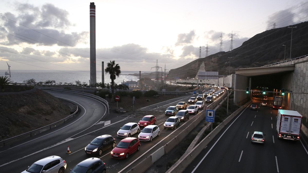 FOTOGALERÍA | Continúan los atascos en el acceso a la capital tras el cierre de dos carriles de la GC-1