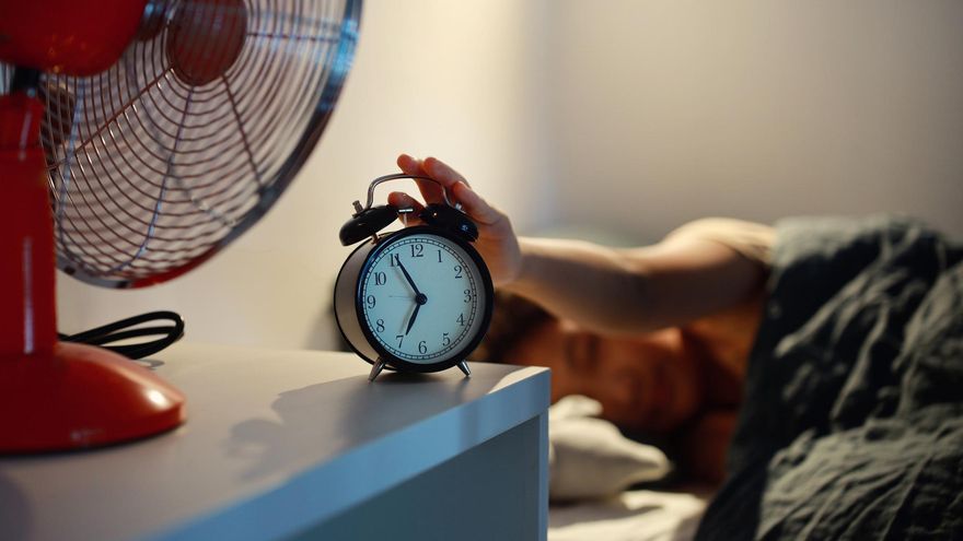 Dormir con el ventilador encendido para hacer frente a la ola de calor: ¿es aconsejable o no?