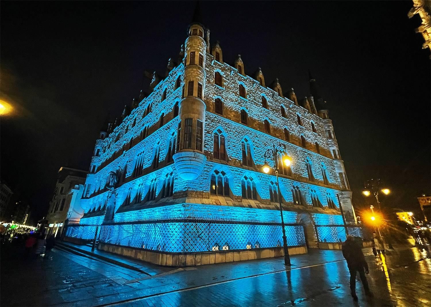 Casa Botines de Gaudí iluminada por la noche.