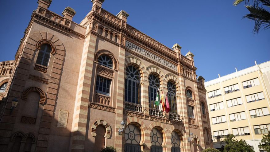 Archivo - Vista exterior de la fachada principal del Gran Teatro Falla de Cádiz.