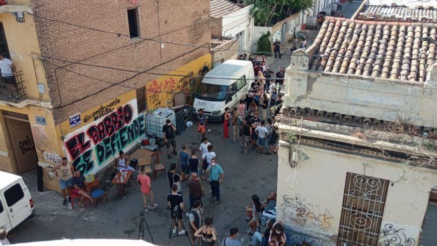 "Somos una familia de ocho miembros con un bebé y no nos dan más opción que vivir en la calle u ocupar una vivienda"