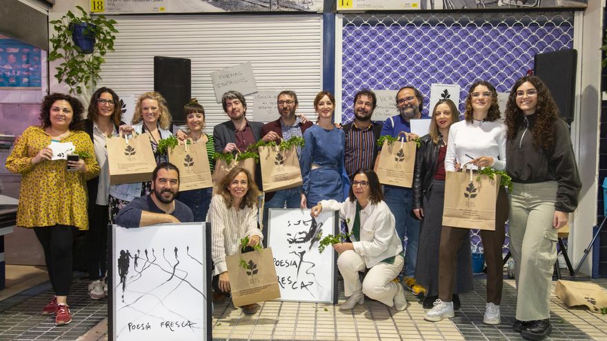 Protagonista de 'Poesía Fresca' al término de la performance en el mercado de San Gonzalo