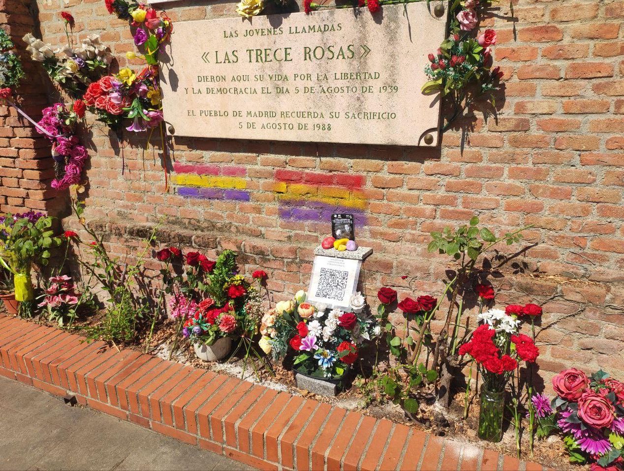 Flores en el Monumento a las Trece Rosas en el cementerio de La Almudena.