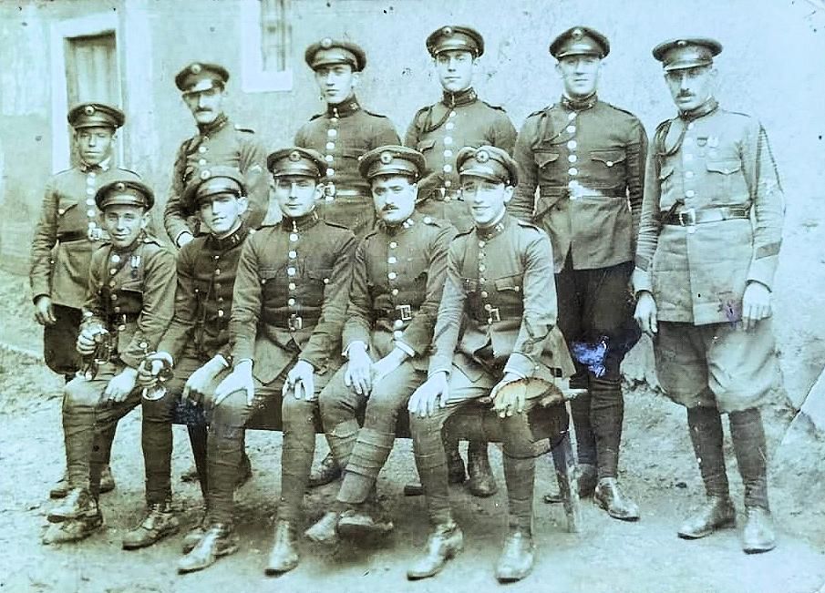 Mariano López, sentado primero por la derecha, en el Servicio Militar en 1919.