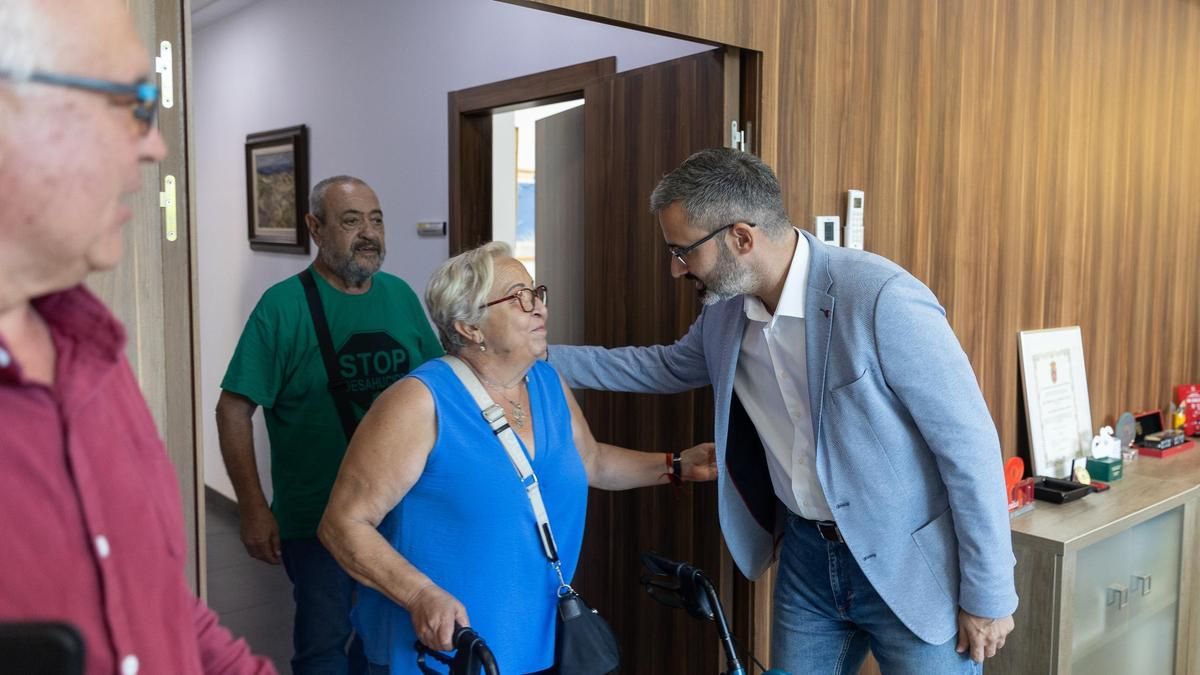 El delegado del Gobierno recibe a la familia de Alcantarilla afectada por una orden de desahucio de su vivienda
