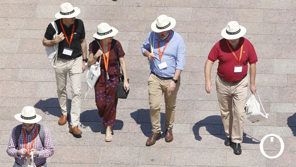 Turistas intentan combatir el calor