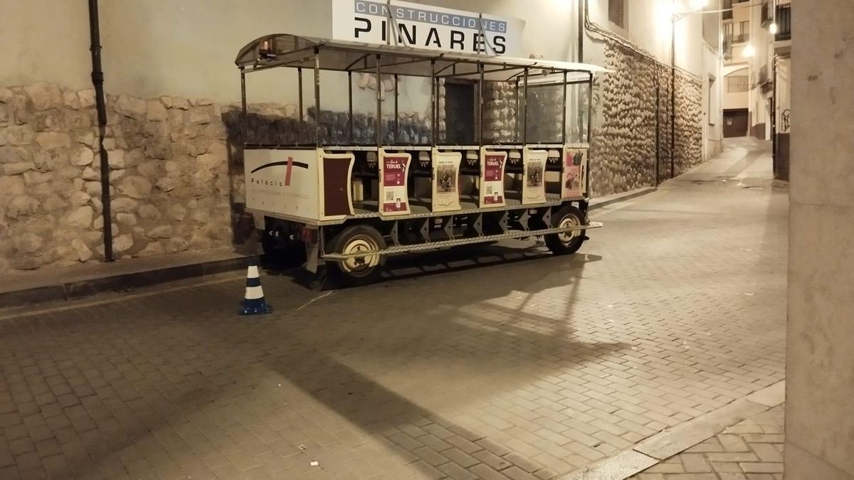 El vagón más afectado por el accidente, se quedó en la calle toda la noche.