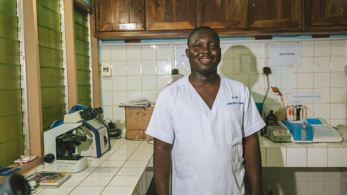 Arnaud Chigblo, tecnico de laboratorio en el Centro de Tratamiento de Úlcera de Buruli (CDTUB) en Lalo, Benín