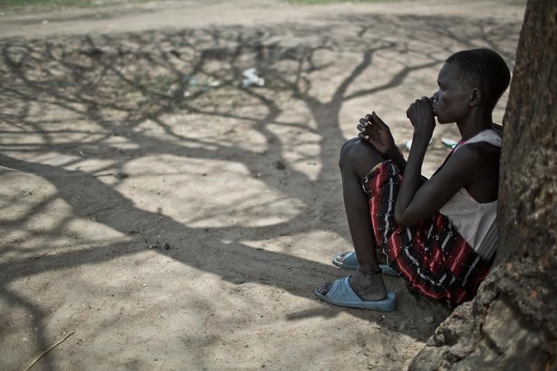 A causa de los desplazamientos muchas personas han perdido su ganado y no han podido sembrar, lo cual significa que se han quedado sin medios propios para alimentarse y recuperarse en el futuro. El campo de desplazados de Mingkaman, en Awerial, se ha convertido en refugio para casi 100.000 personas, principalmente de la etnia dinka, que huyeron de los enfrentamientos violentos en el estado de Jonglei, principalmente de la ciudad de Bor. Las personas que llegan necesitan agua, comida y un techo dónde refugiarse. Sudán del Sur afronta una grave crisis a causa de la violencia que se desató en diciembre de 2013 entre las fuerzas leales al presidente Salva Kiir, y los combatientes aliados al ex vicepresidente Riek Machar. Cerca de un millón de personas han tenido que abandonar sus hogares a causa de los enfrentamientos y se han quedado sin medios propios para alimentarse. Un tercio de la población sufre inseguridad alimentaria./Pablo Tosco/Oxfam Intermon