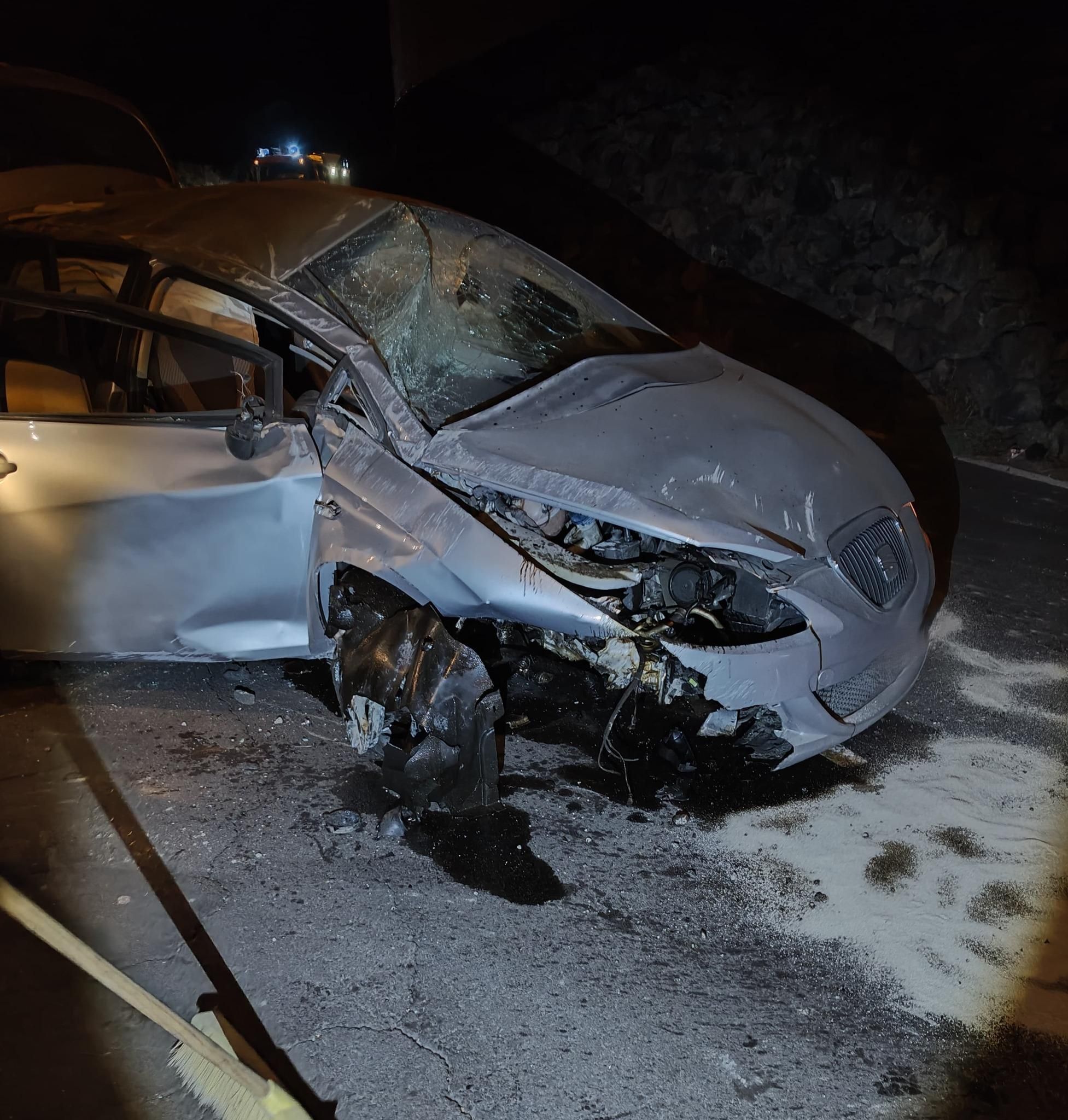 En la imagen, el vehículo accidentado en la madrugada de este sábado en la carretera de Charco Verde.