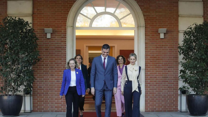 El presidente del Gobierno, Pedro Sánchez, momentos antes de posar para la foto de familia junto a los ministros del nuevo gabinete