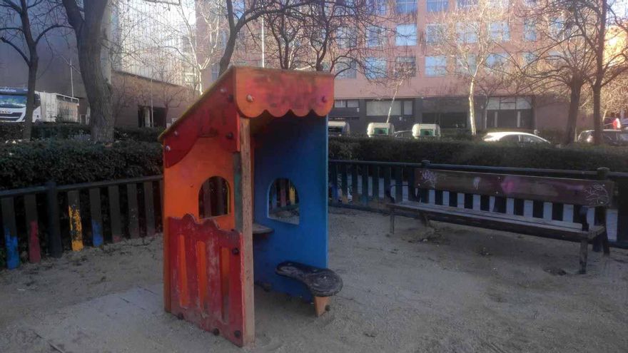 Uno de los elementos del parque infantil que necesita ser reemplazado