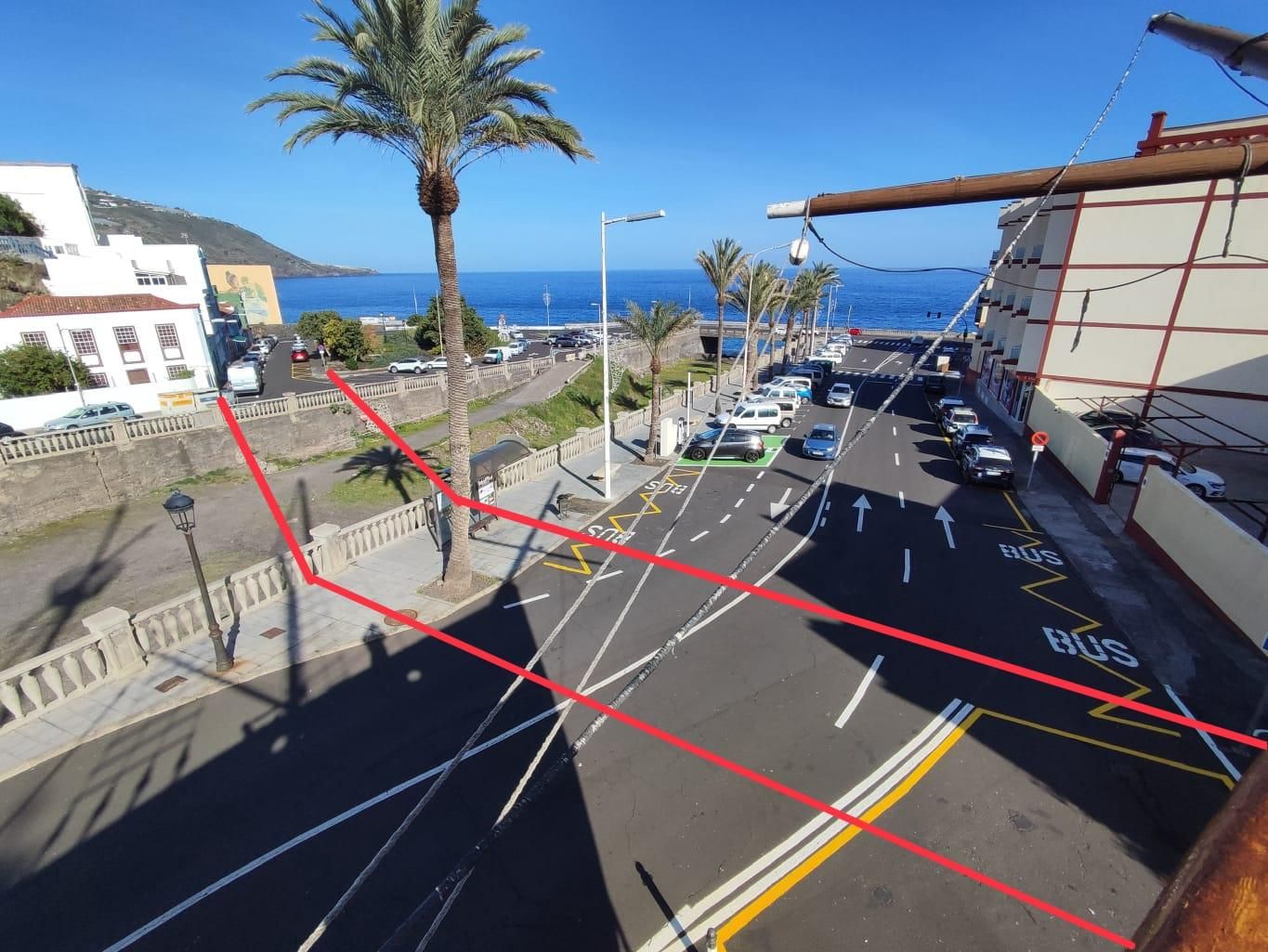En la imagen, trazado por donde se plantea el puente peatonal sobre el barranco de Las Nieves que prolongue el eje de la calle Real hasta el final de la plaza de San Fernando.