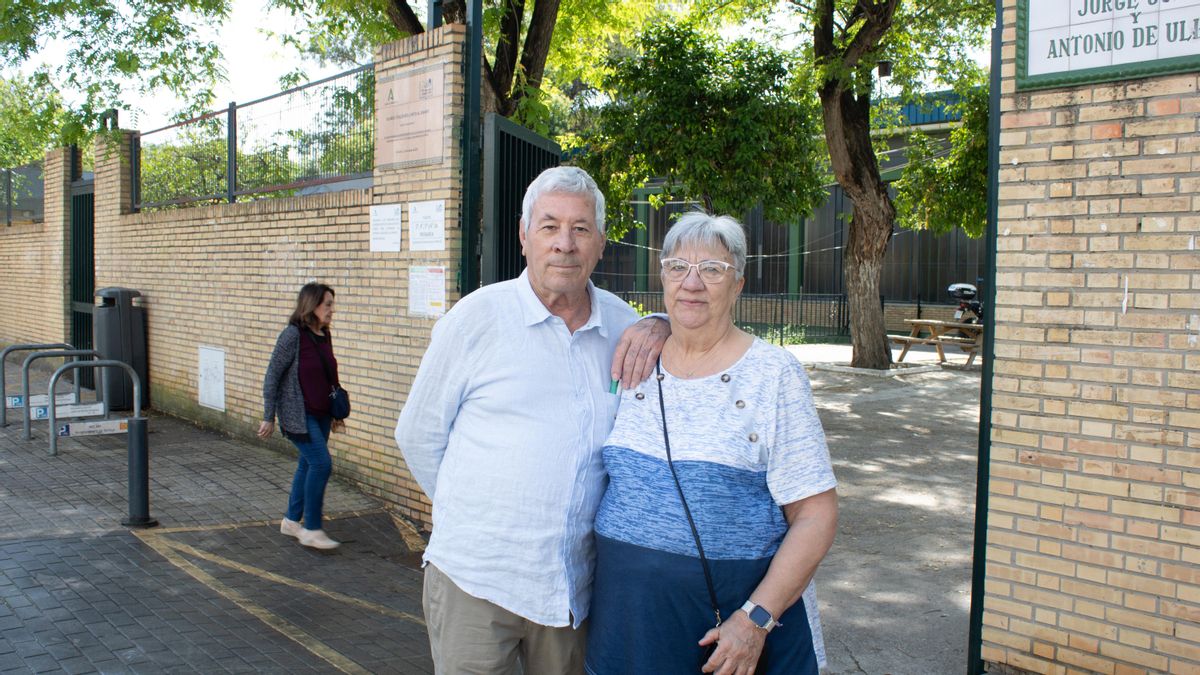 Manuel y Sagrario, dos vecinos de El Cerro, frente al colegio electoral para depositar su voto este domingo por las elecciones autonómicas de Andalucía.