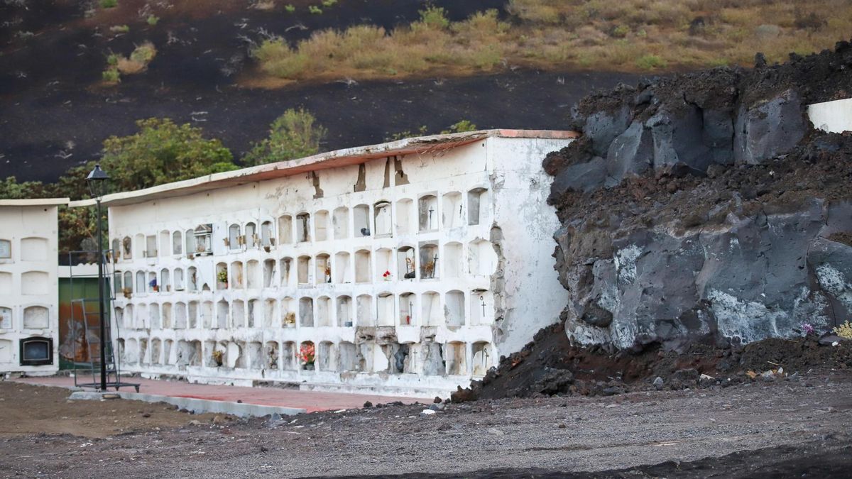 El cementerio de Nuestra Señora de Los Ángeles, en Las Manchas, tras la retirada de unos 30.000 metros cúbicos de lava que afectaron al 65 % del recinto durante la erupción de 2021.