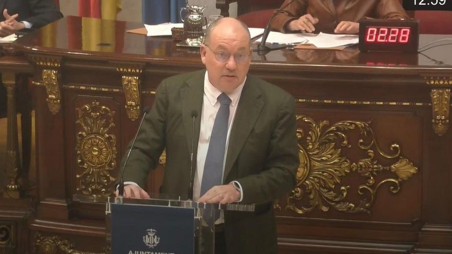 El concejal de València cuestionado por incompatibilidades no se abstiene en un proceso para ampliar la oposición en la que participan sus dos hijos