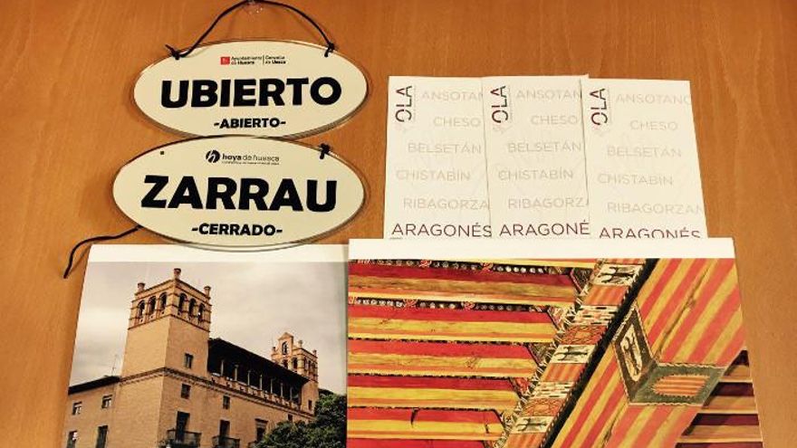 Se han colocado carteles en aragonés en numerosas tiendas de la ciudad